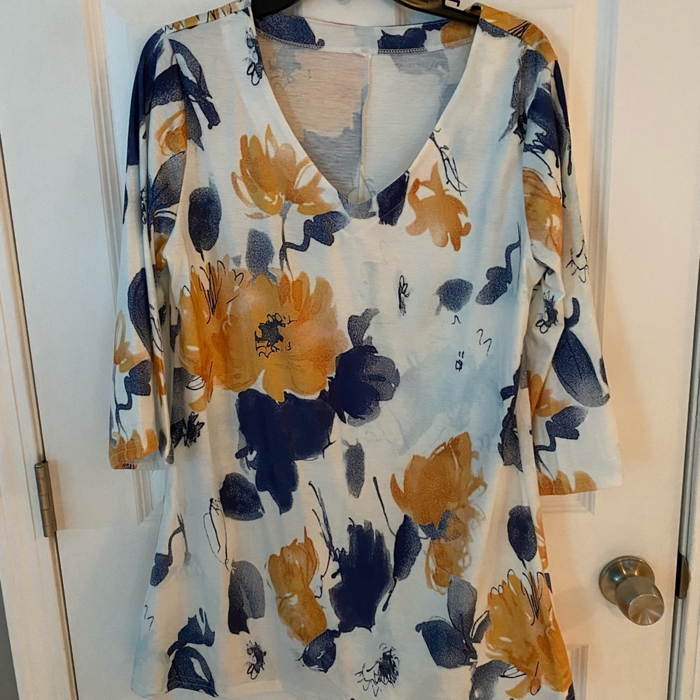 Cotton V-neck top with 3/4 length sleeve